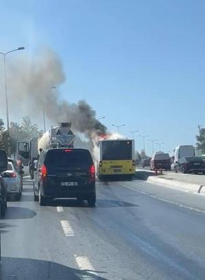 İstanbul - Sultangazi'de İETT otobüsünün motorunda yangın çıktı