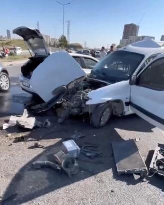 İstanbul - Başakşehir'de hafif ticari araç otomobille çarpıştı : 2 yaralı
