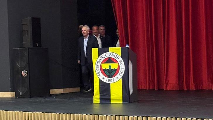 Fenerbahçe eski başkanı Aziz Yıldırım, genç kongre üyeleri ile bir araya geldi