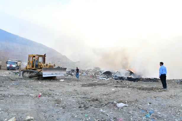Manisa'da eski çöp depolama alanında yangın: 1 itfaiye eri dumandan etkilendi
