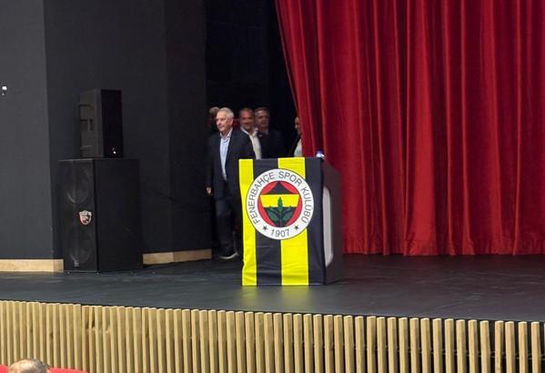 Fenerbahçe eski başkanı Aziz Yıldırım, genç kongre üyeleri ile bir araya geldi