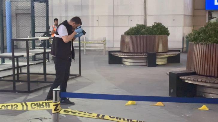 İstanbul - Başakşehir’de AVM önünde silahlı saldırıya uğrayan kişi yaralandı