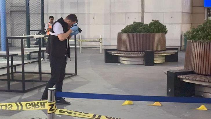 Başakşehir’de AVM önünde silahlı saldırıya uğrayan kişi yaralandı