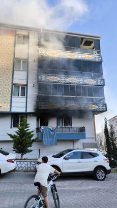 Kırıkkale’de 3 katlı apartmanda çıkan yangında 8 kişi dumandan etkilendi