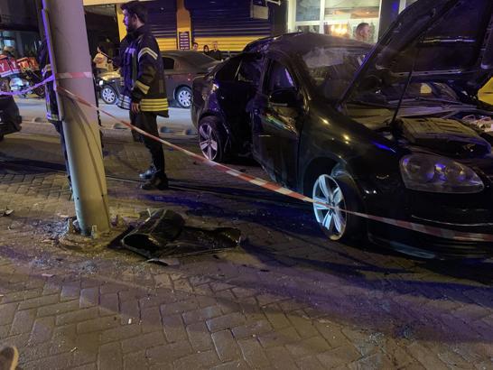 Alkollü sürücünün tramvay yolunda direğe çarptığı kazanın kamera görüntüsü ortaya çıktı