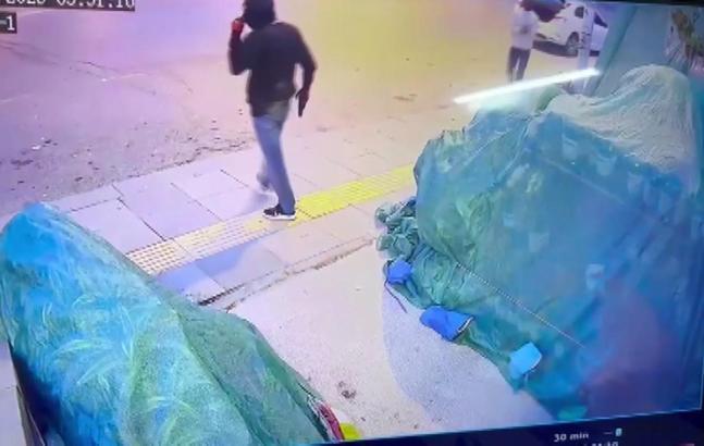 İstanbul - Başakşehir'de girdikleri iş yerinde açamadıkları kasayı taşıyarak çaldılar