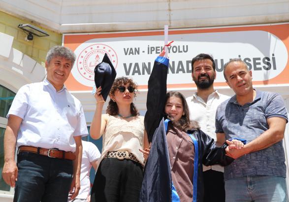 Okulundaki kampanyayla ameliyat olup, sağlığına kavuşan Elif Eylül'ün mezuniyet sevinci