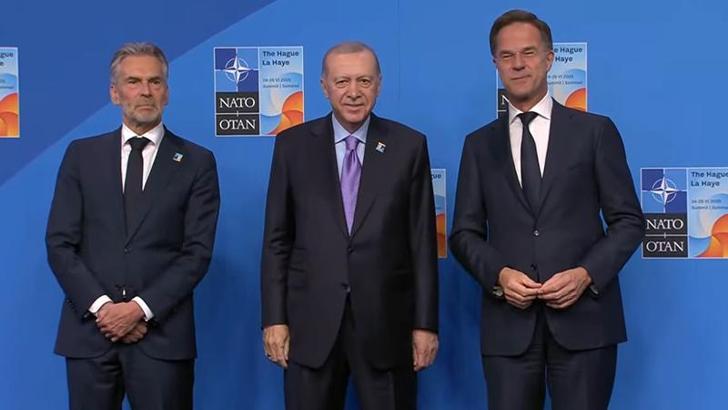 Cumhurbaşkanı Erdoğan, NATO Devlet ve Hükümet Başkanları Zirvesi’nde aile fotoğrafı çekimine katıldı