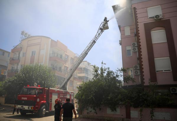 Dairede çıkan yangını meraklı gözlerle izlediler