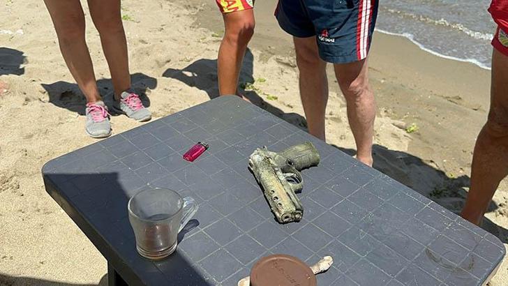 Denizde yüzen çocuk tabanca buldu