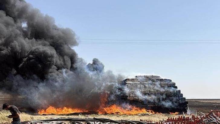 Mardin'de 25 ton saman ile sulama boruları yandı