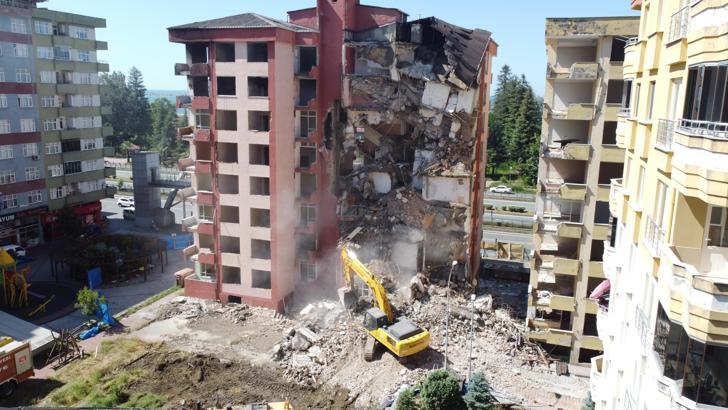 'Oturulamaz' raporu verilen 8 katlı 2 binada yıkım başladı