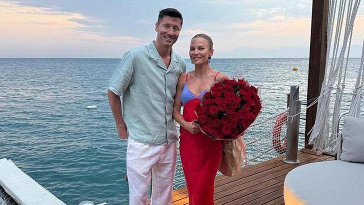 Polonyalı forvet Lewandowski ailesiyle Antalya'da tatilde