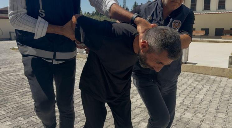 Tartıştığı arkadaşını boğazını keserek öldürdü (3)