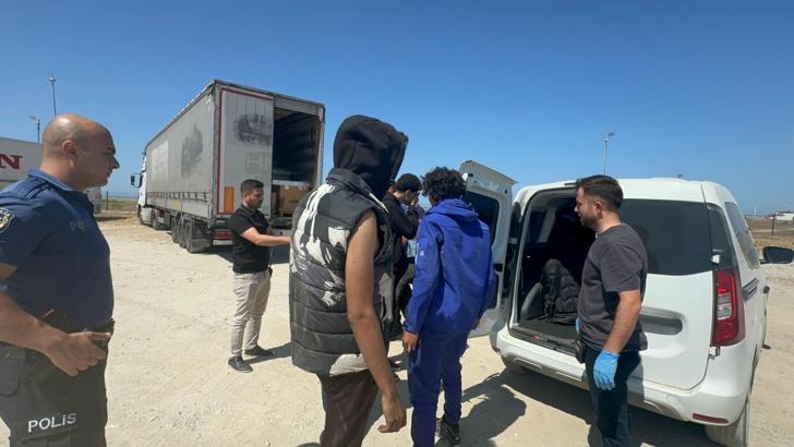 İtalya’ya geldiklerini zanneden 3 kaçak, TIR’dan atlayıp kaçmaya çalıştı
