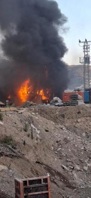 Şantiyesinde işçilerin kaldığı konteynerler yandı