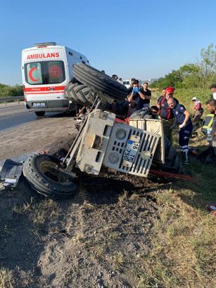 TIR’ın çarptığı traktörün sürücüsü yaralandı