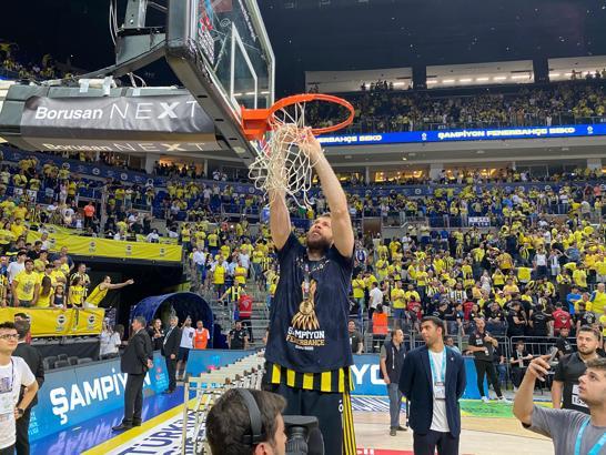 Fenerbahçe Beko şampiyonluk kupasını kaldırdı