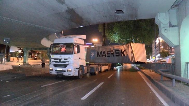 İstanbul- Fatih'te TIR köprüye çarptı, yol trafiğe kapandı