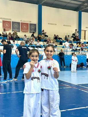 Minik kardeşler Çermik’teki karate turnuvasından madalyalarla döndü