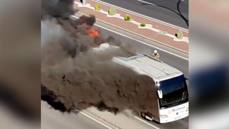 Ankara'da öğrenci taşıyan otobüs alev alev yandı