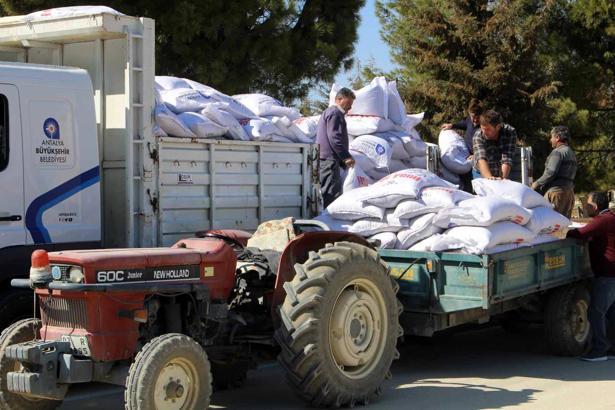 Büyükşehir'den 59 çiftçiye 2 bin 851 çuval yem desteği