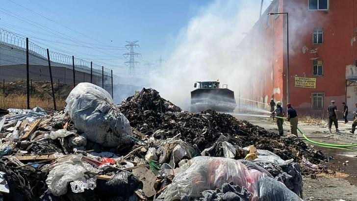 İzmir'deki Ayakkabıcılar Sitesi’nde çöp yangını