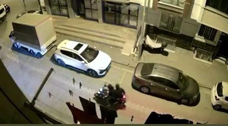 İstanbul- Esenyurt'ta kasklı motosiklet hırsızları kamerada