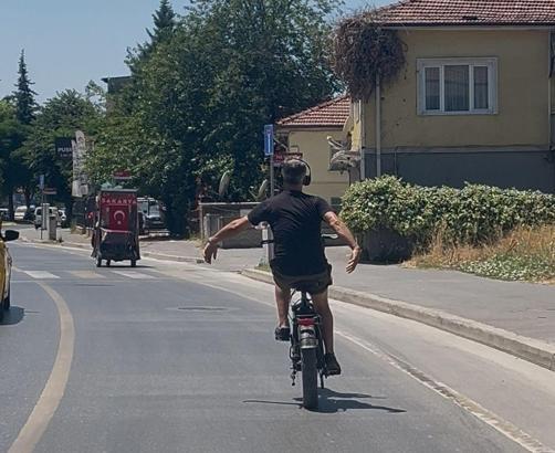 Gidonu bırakıp, dans eden bisikletli kamerada