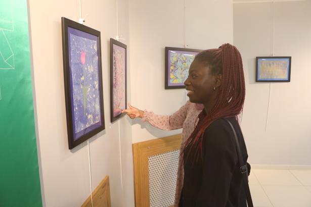 Uluslararası öğrencilerden Ebru sergisi