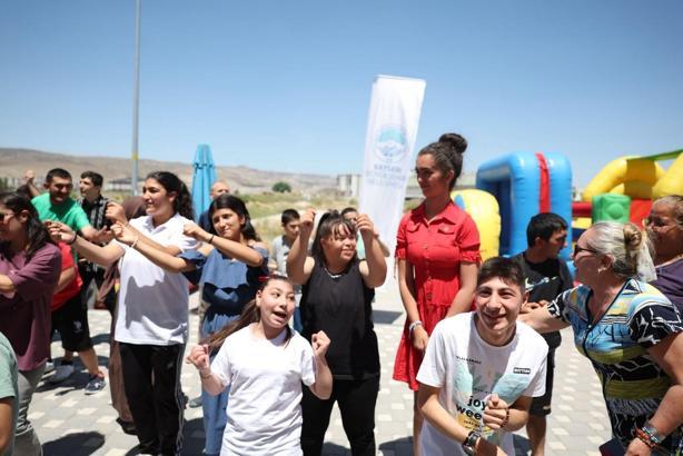 Kayseri’de özel gereksinimli 200 çocuğa, sahne gösterileri yapıldı