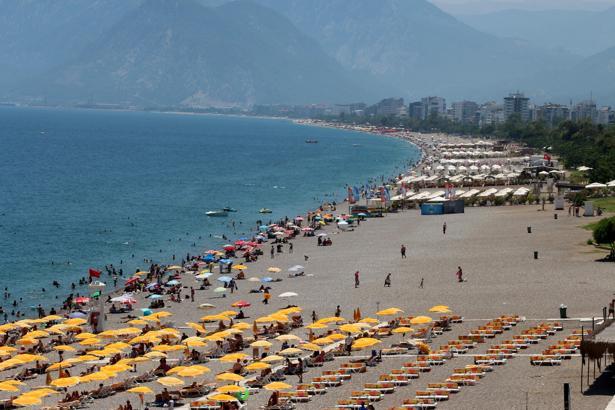 Antalya'da sıcaklık 43 dereceyi buldu, Konyaaltı Sahili doldu
