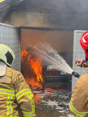 Garajdaki otomobil alev aldı
