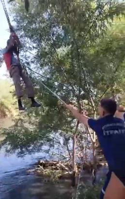 Traktörüyle nehirde mahsur kalan çiftçi kamerada