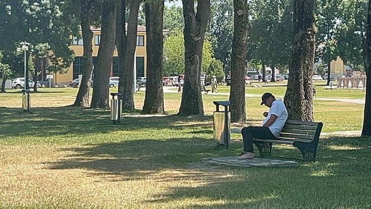 Sakarya'da sıcaktan bunalan vatandaşlar gölgelik alanlarda serinlemeye çalıştı
