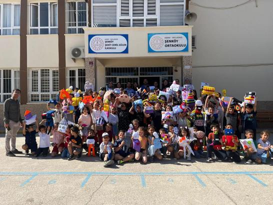 Akdenizli öğrenciler depremzede çocukların hayallerine dokundu