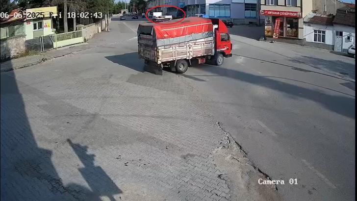Kamyonet kasası kapağının çarptığı Nisanur öldü; kaza kamerada