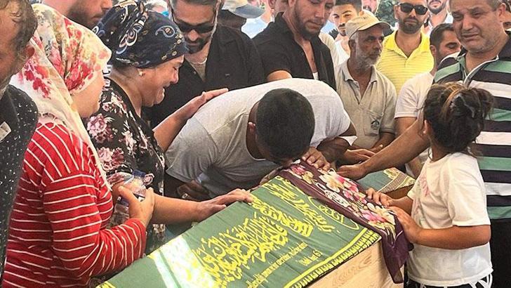 5 kişinin öldüğü kazada otomobil sürücüsü tabutları öpüp, 'Hakkınızı helal edin' dedi