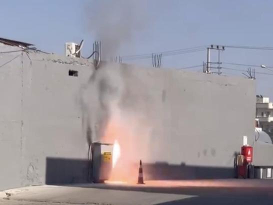 Akaryakıt istasyonu bahçesindeki elektrik panosu alev aldı, art arda patlamalar yaşandı