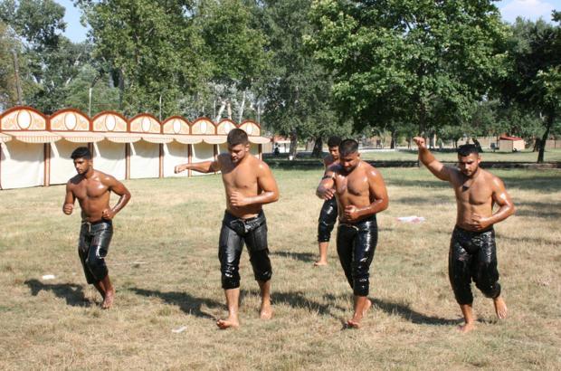 Edirneli pehlivanlar, 37 derece sıcakta Kırkpınar'a hazırlanıyor