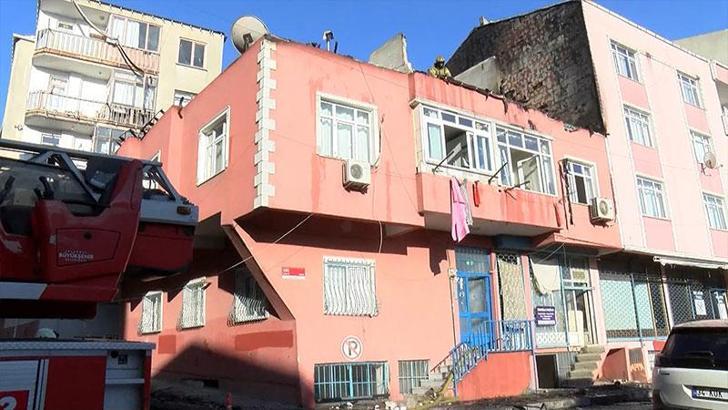 Bağcılar’da 2 katlı binanın çatısı alev alev yandı