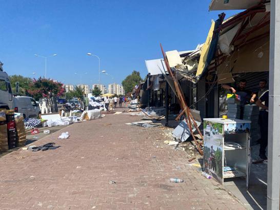 Antalya'da kaçak yapıların yıkımında arbede; kendilerini yakmaya çalışıp, iş makinelerinin önüne yattılar/ Ek fotoğraflar
