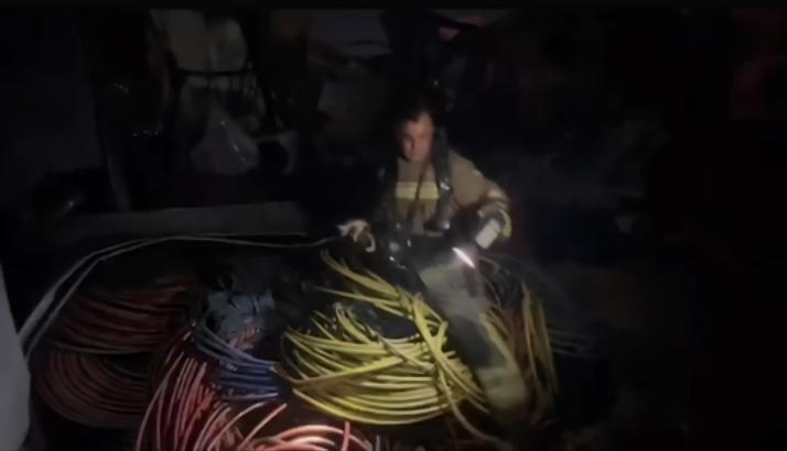 Yangında mahsur kalan  yavru kedi kurtarıldı