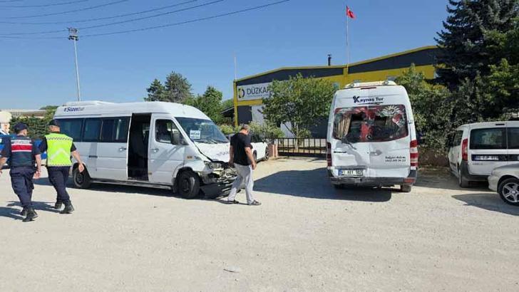 İşçi servis minibüsleri çarpıştı; 8 yaralı