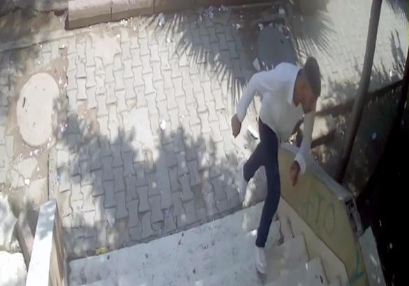 Balkon kapısından girdiği evdeki gardıroptan 250 bin liralık altın ve para çaldı