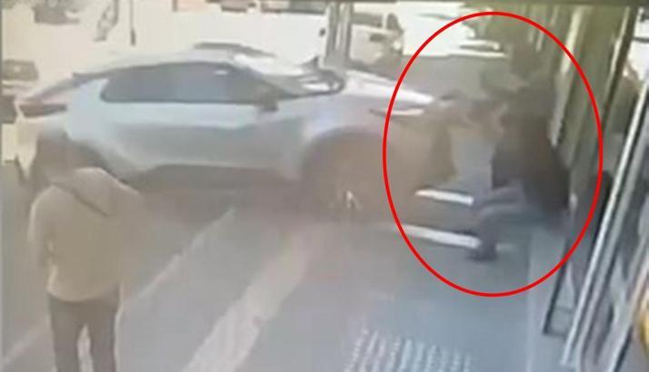 Kaldırıma çıkan cip, bankanın güvenlik görevlisine çaptı; kaza kamerada