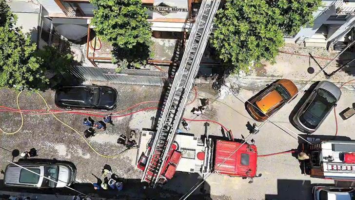 İstanbul - Fatih'te otel çatısında çıkan yangın söndürüldü