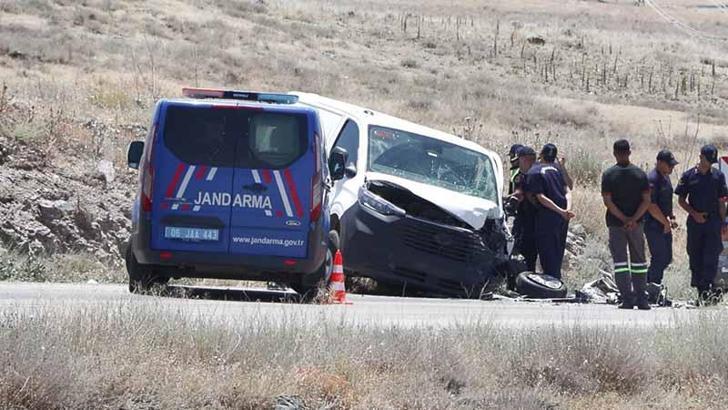 Ankara'da hafif ticari araçla otomobil çarpıştı: 1 ölü, 1 yaralı