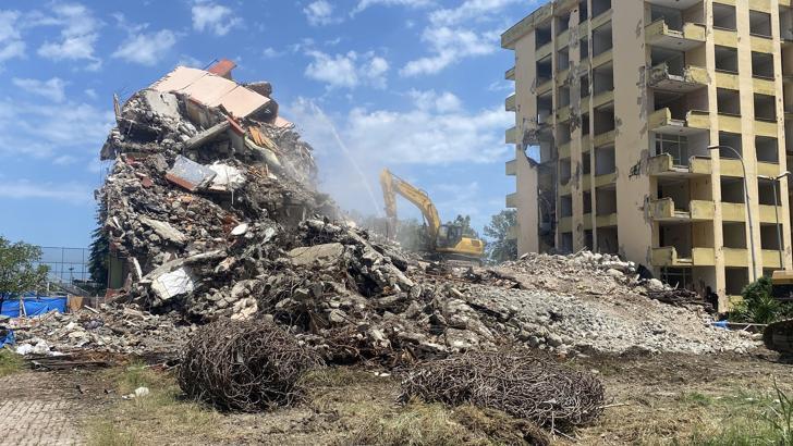 'Oturulamaz' raporu verilen binalarda yıkım çalışmaları 3'üncü gününde