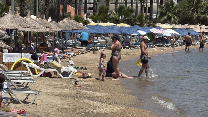 Bodrum'da hava sıcaklığı 40 dereceyi gördü, sahiller ve havuz başları doldu
